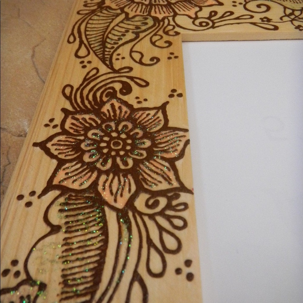 Wooden Frame with Unique Design, New - Picture 2 of 4